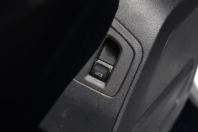 Volkswagen Atlas Cross Sport Vehicle Image 09