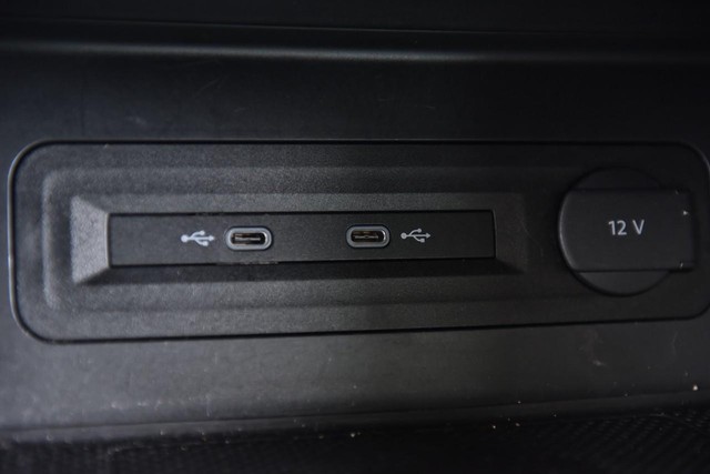 Volkswagen Atlas Cross Sport Vehicle Image 16