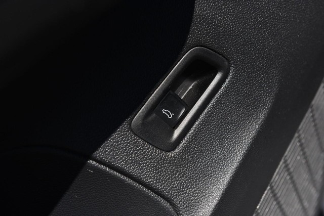 Volkswagen Atlas Cross Sport Vehicle Image 09