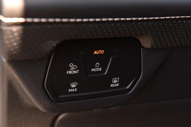 Volkswagen Atlas Cross Sport Vehicle Image 11