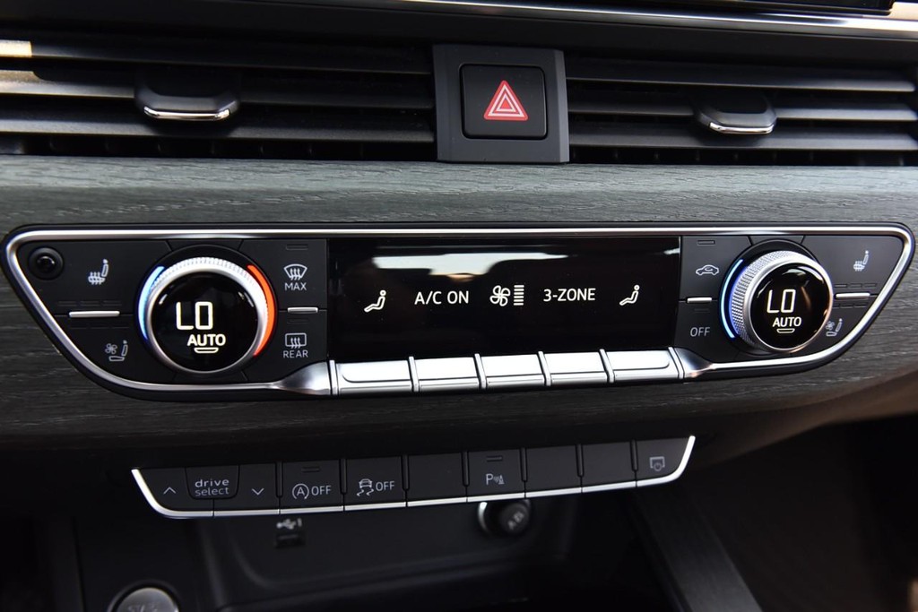 Audi A4 Sedan Vehicle Full-screen Gallery Image 18