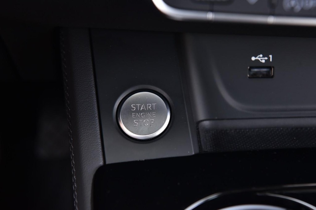 Audi A4 Sedan Vehicle Full-screen Gallery Image 20