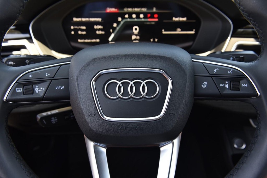 Audi A4 Sedan Vehicle Full-screen Gallery Image 22