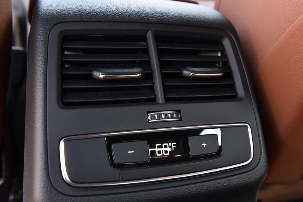 Audi A4 Sedan Vehicle Full-screen Gallery Image 27