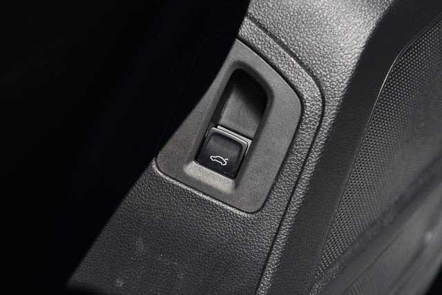 Volkswagen Atlas Cross Sport Vehicle Image 09