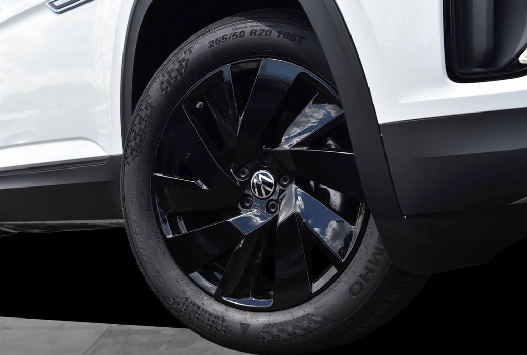 Volkswagen Atlas Cross Sport Vehicle Full-screen Gallery Image 3