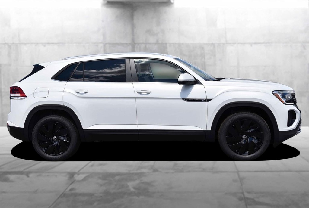 Volkswagen Atlas Cross Sport Vehicle Full-screen Gallery Image 5