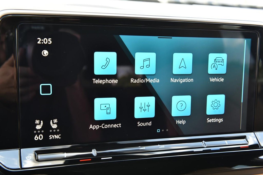 Volkswagen Atlas Cross Sport Vehicle Full-screen Gallery Image 13