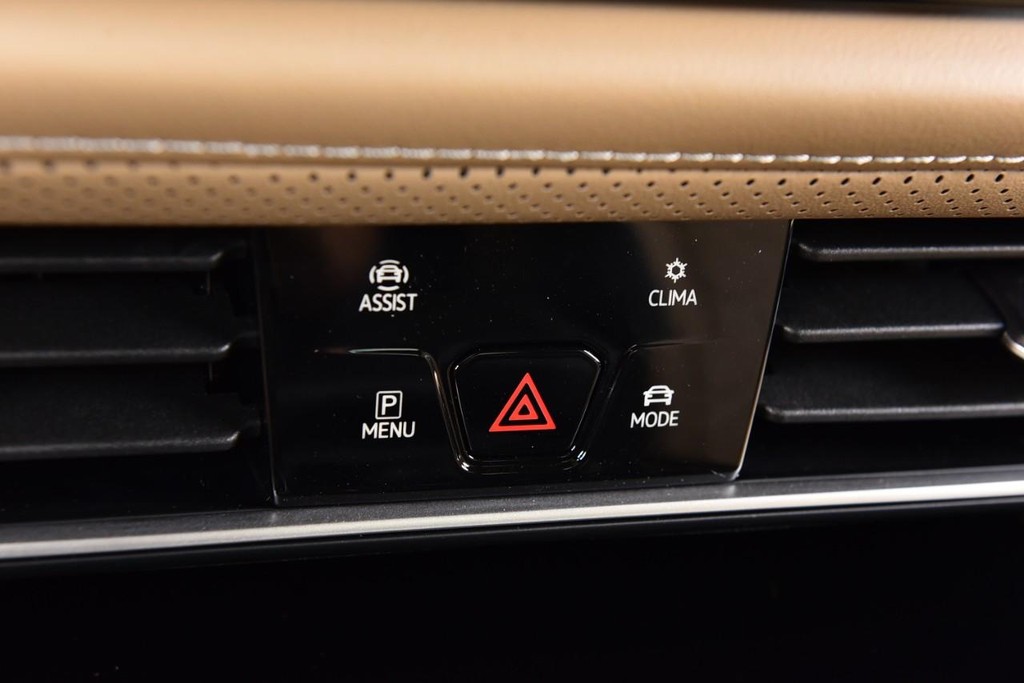 Volkswagen Atlas Cross Sport Vehicle Full-screen Gallery Image 14