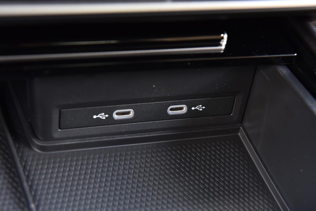 Volkswagen Atlas Cross Sport Vehicle Full-screen Gallery Image 15