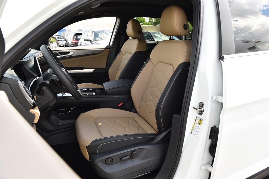 Volkswagen Atlas Cross Sport Vehicle Full-screen Gallery Image 18
