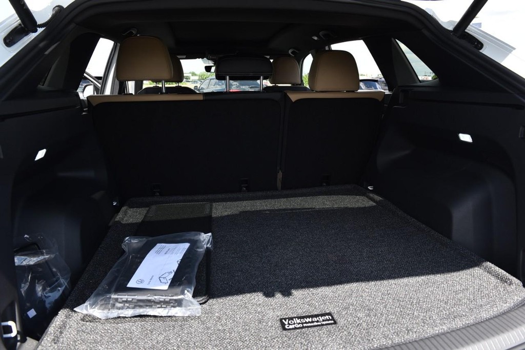 Volkswagen Atlas Cross Sport Vehicle Full-screen Gallery Image 24