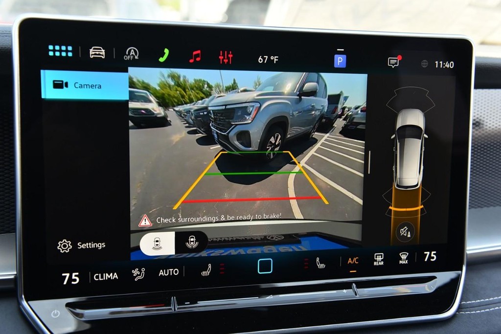Volkswagen Tiguan Vehicle Full-screen Gallery Image 13