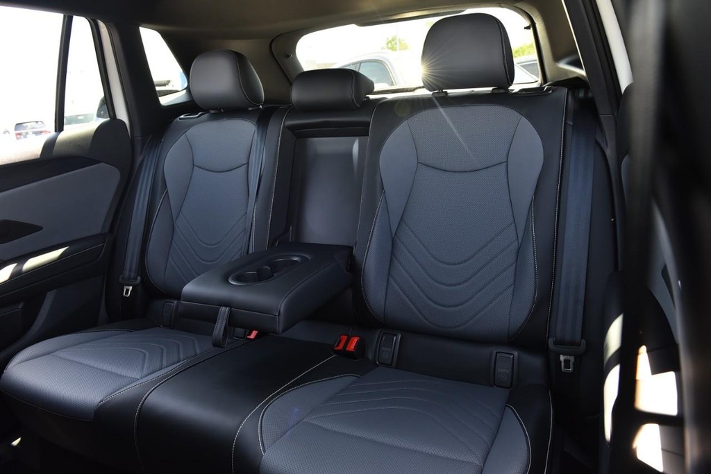 Volkswagen Tiguan Vehicle Full-screen Gallery Image 22