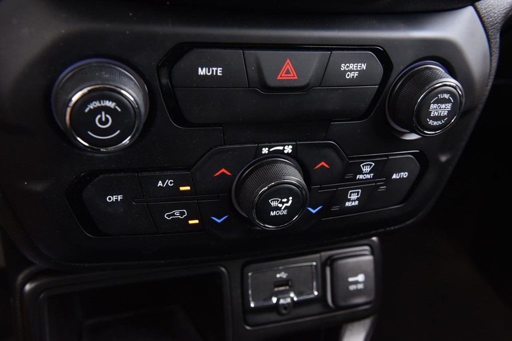 Jeep Renegade Vehicle Full-screen Gallery Image 13