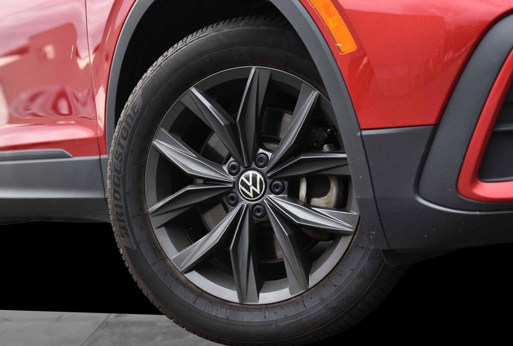Volkswagen Tiguan Vehicle Full-screen Gallery Image 3