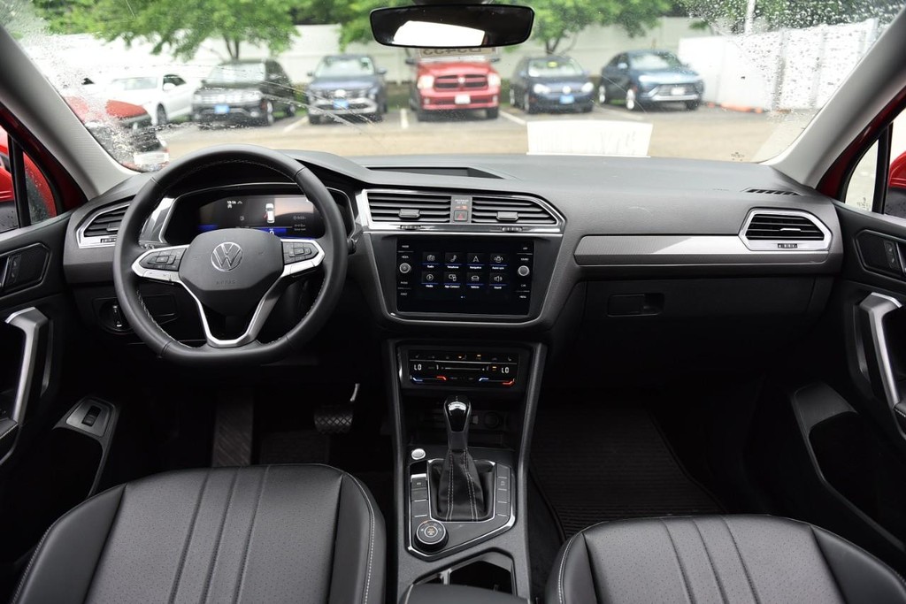 Volkswagen Tiguan Vehicle Full-screen Gallery Image 7