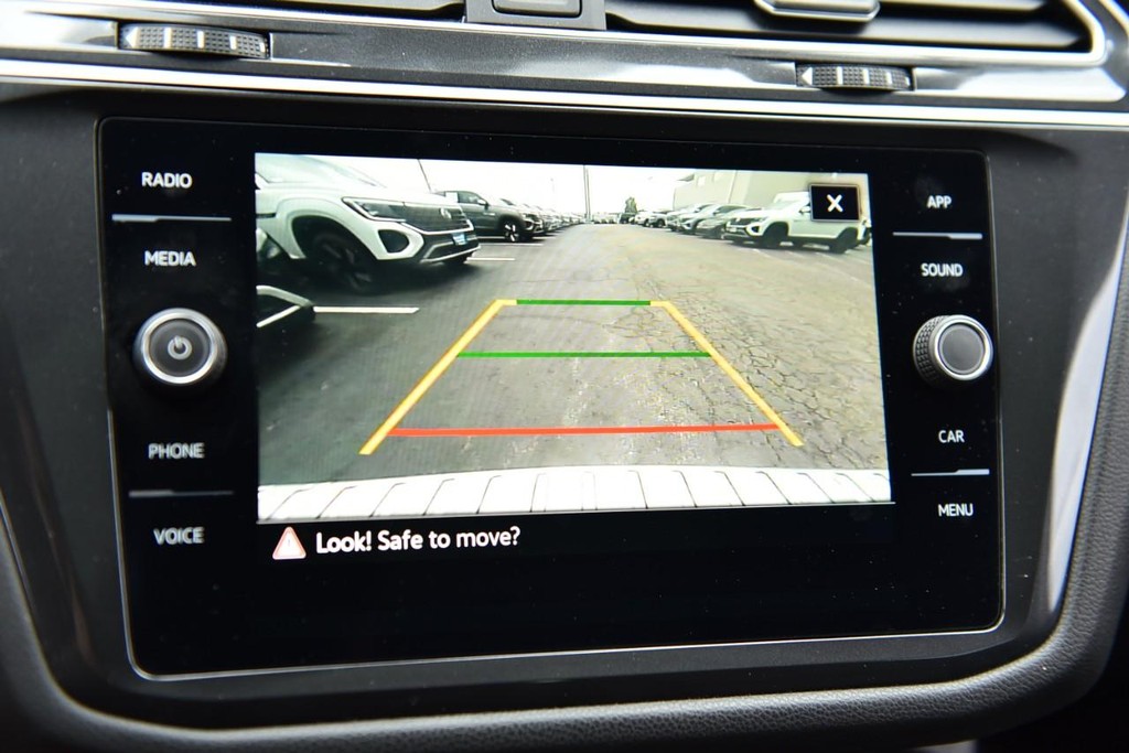 Volkswagen Tiguan Vehicle Full-screen Gallery Image 13