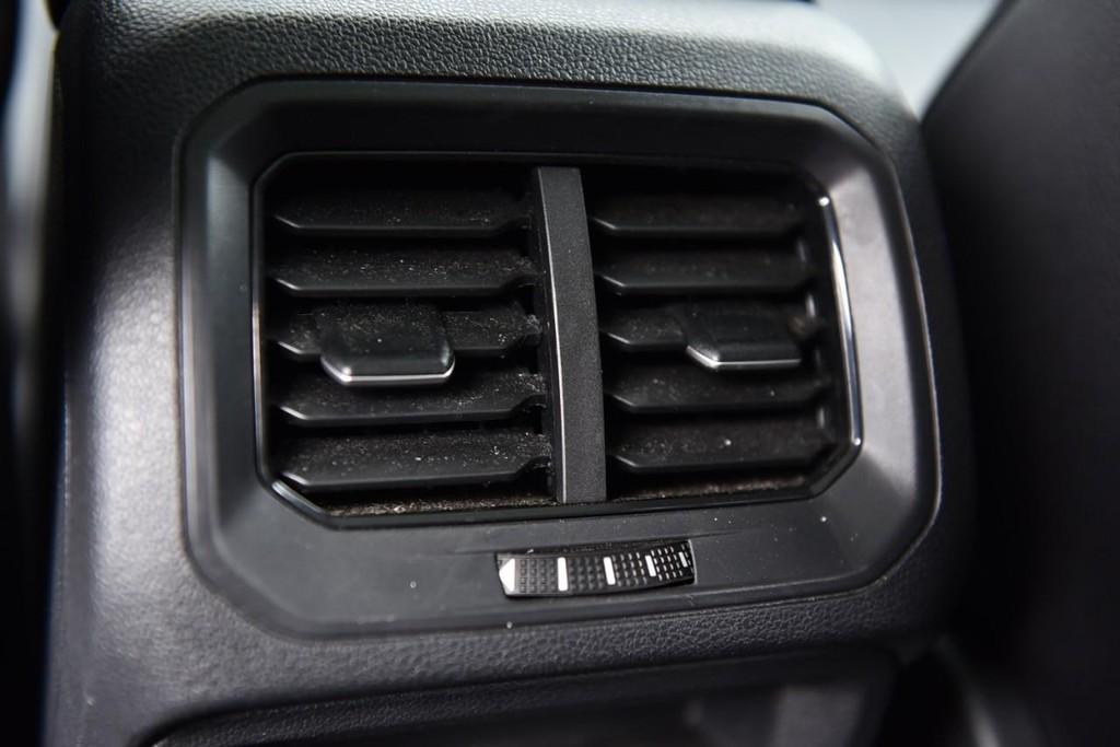 Volkswagen Tiguan Vehicle Full-screen Gallery Image 24