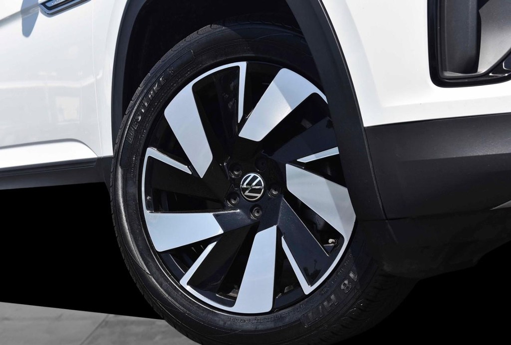 Volkswagen Atlas Cross Sport Vehicle Full-screen Gallery Image 3