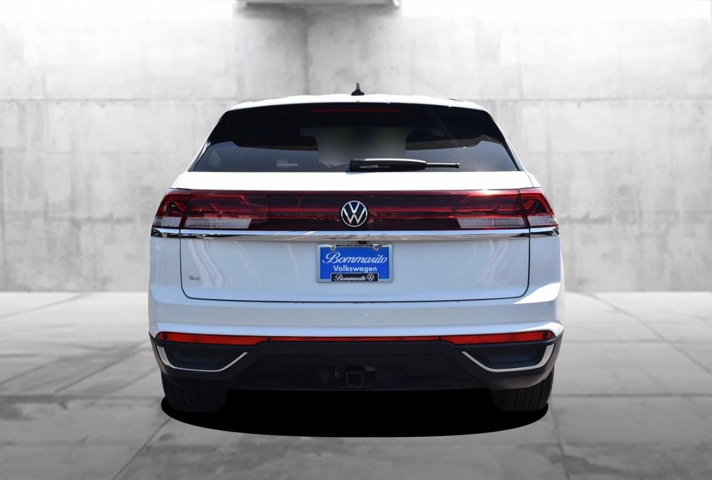 Volkswagen Atlas Cross Sport Vehicle Full-screen Gallery Image 6