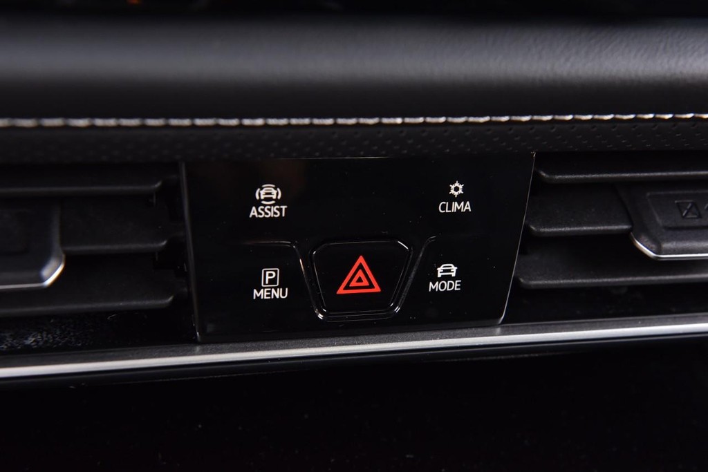 Volkswagen Atlas Cross Sport Vehicle Full-screen Gallery Image 15