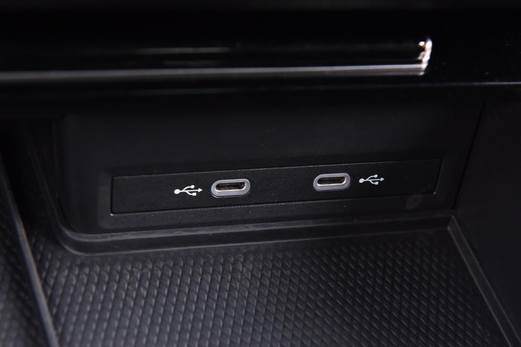 Volkswagen Atlas Cross Sport Vehicle Full-screen Gallery Image 16