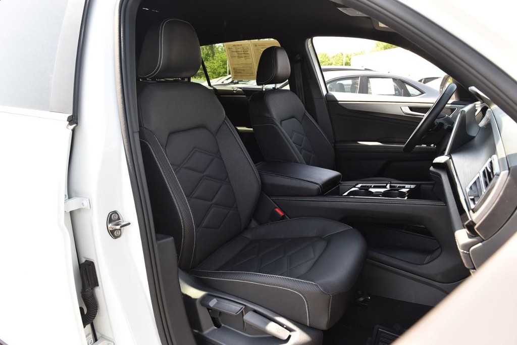 Volkswagen Atlas Cross Sport Vehicle Full-screen Gallery Image 20