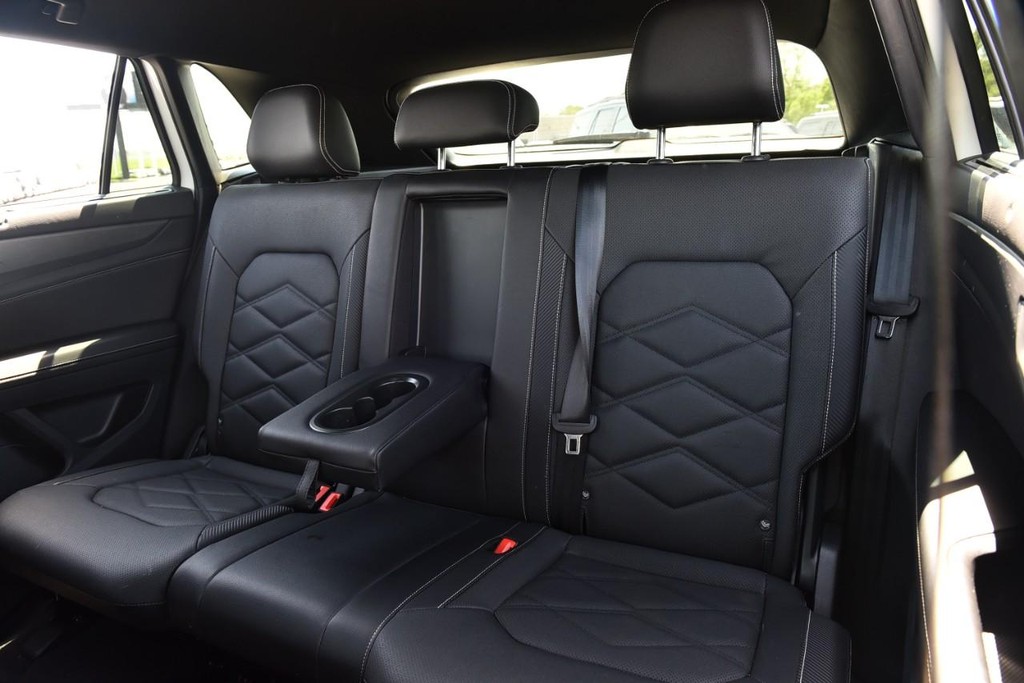 Volkswagen Atlas Cross Sport Vehicle Full-screen Gallery Image 21