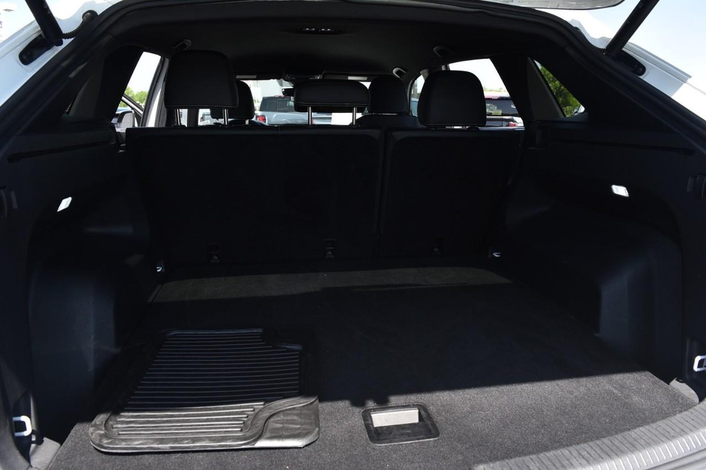 Volkswagen Atlas Cross Sport Vehicle Full-screen Gallery Image 24