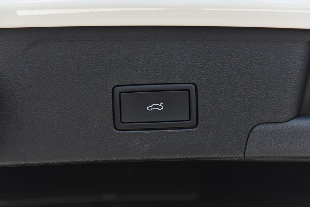 Volkswagen Atlas Cross Sport Vehicle Full-screen Gallery Image 25