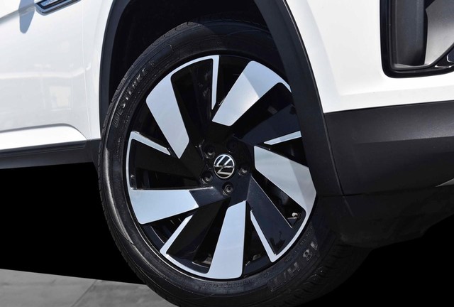 Volkswagen Atlas Cross Sport Vehicle Image 03