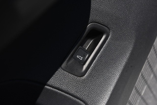 Volkswagen Atlas Cross Sport Vehicle Image 09