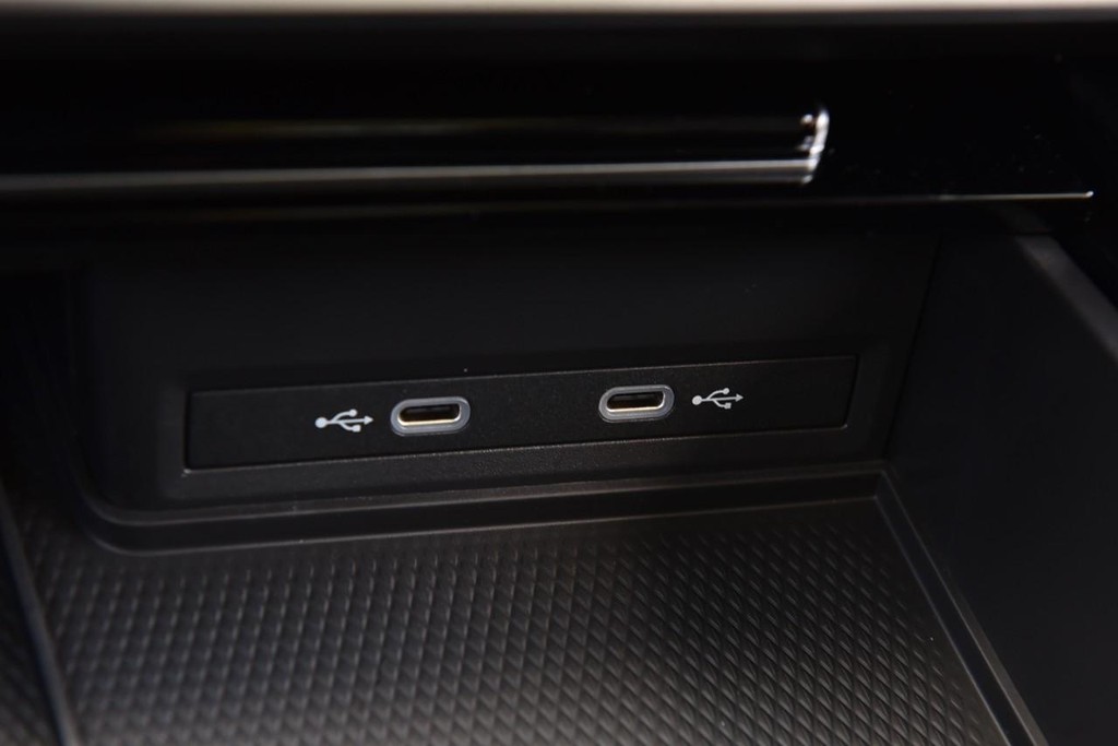 Volkswagen Atlas Vehicle Full-screen Gallery Image 16