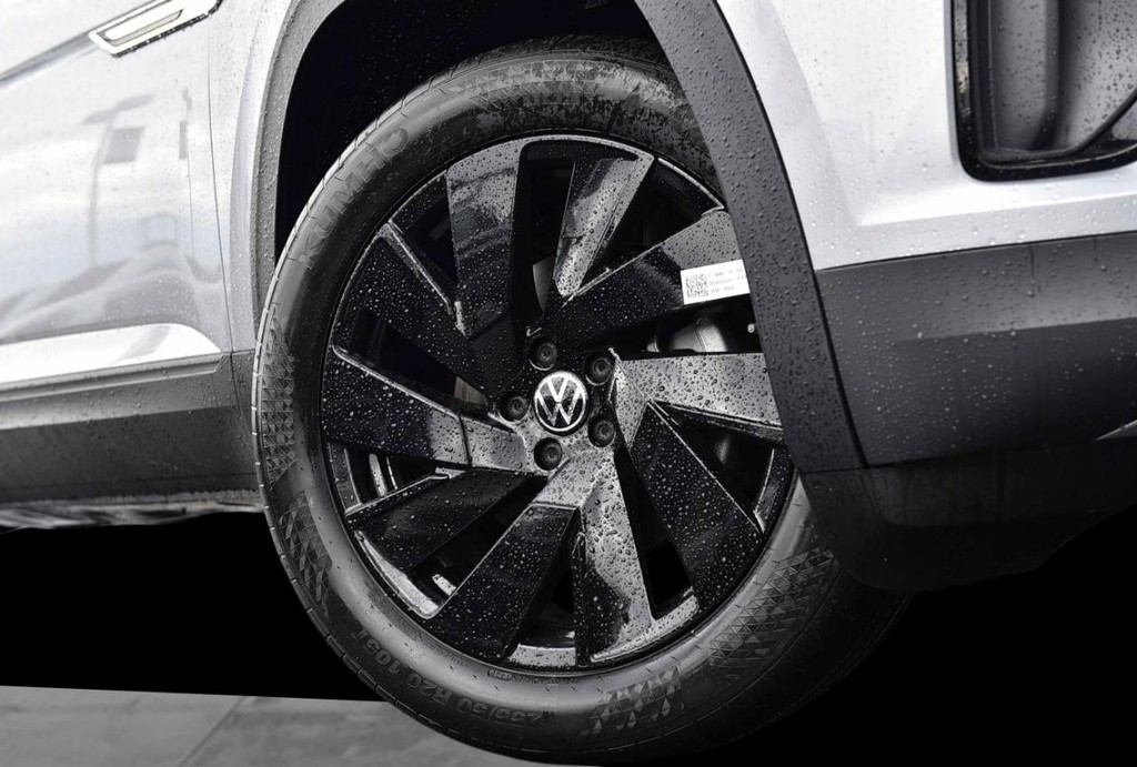 Volkswagen Atlas Cross Sport Vehicle Full-screen Gallery Image 3