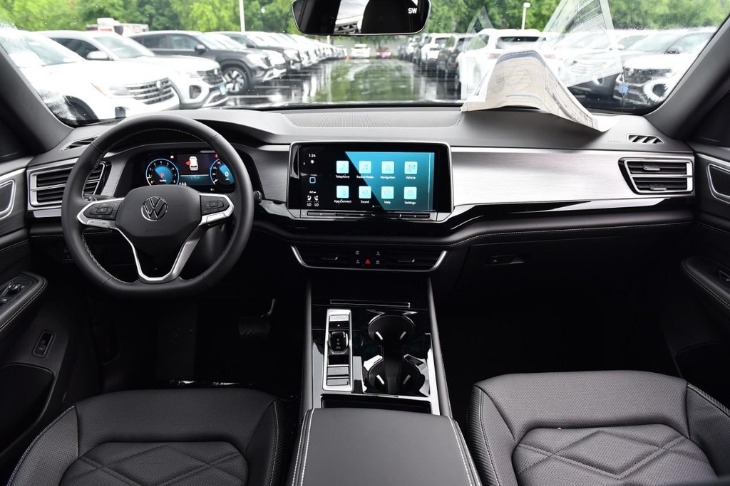Volkswagen Atlas Cross Sport Vehicle Full-screen Gallery Image 7