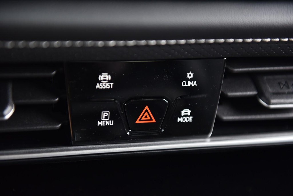 Volkswagen Atlas Cross Sport Vehicle Full-screen Gallery Image 15