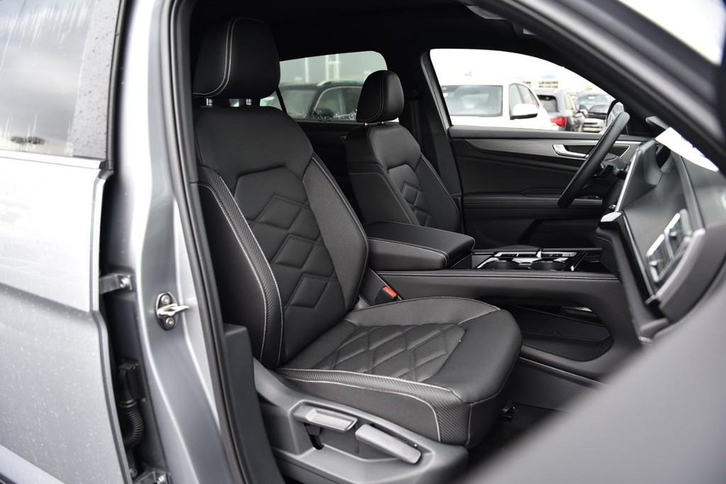 Volkswagen Atlas Cross Sport Vehicle Full-screen Gallery Image 20