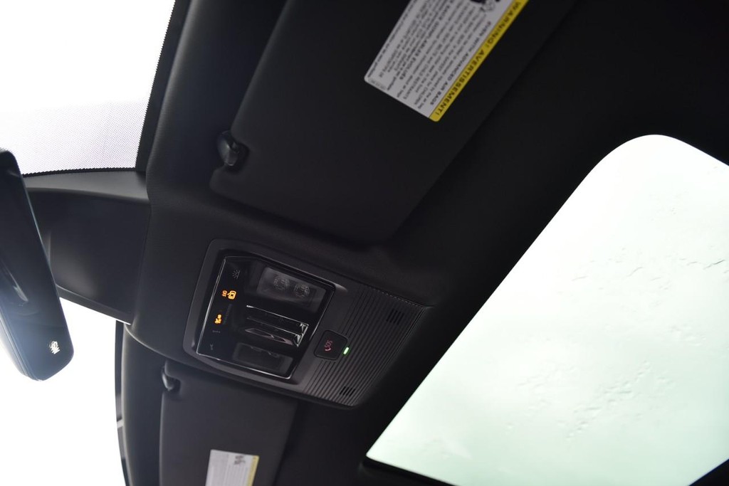 Volkswagen Atlas Cross Sport Vehicle Full-screen Gallery Image 21