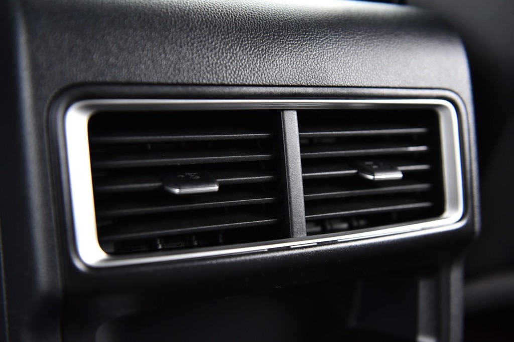 Volkswagen Atlas Cross Sport Vehicle Full-screen Gallery Image 23