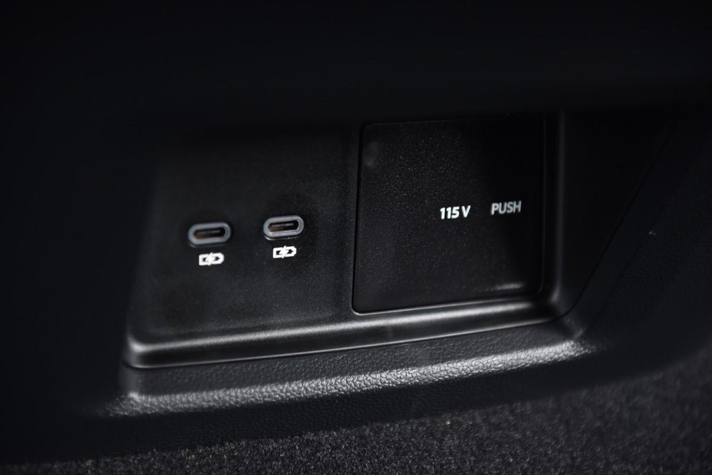 Volkswagen Atlas Cross Sport Vehicle Full-screen Gallery Image 24