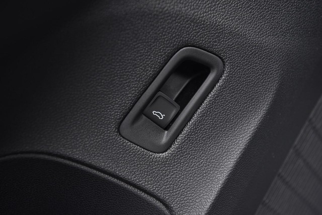 Volkswagen Atlas Cross Sport Vehicle Image 09