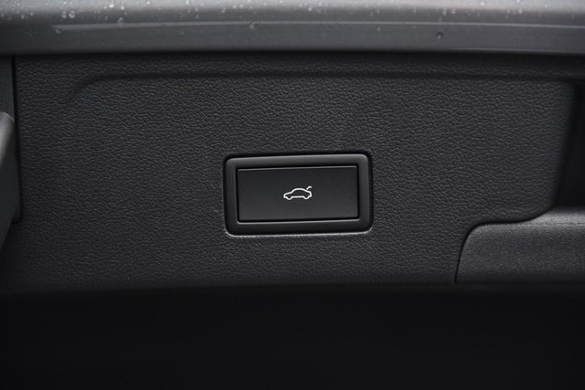 Volkswagen Atlas Cross Sport Vehicle Image 26