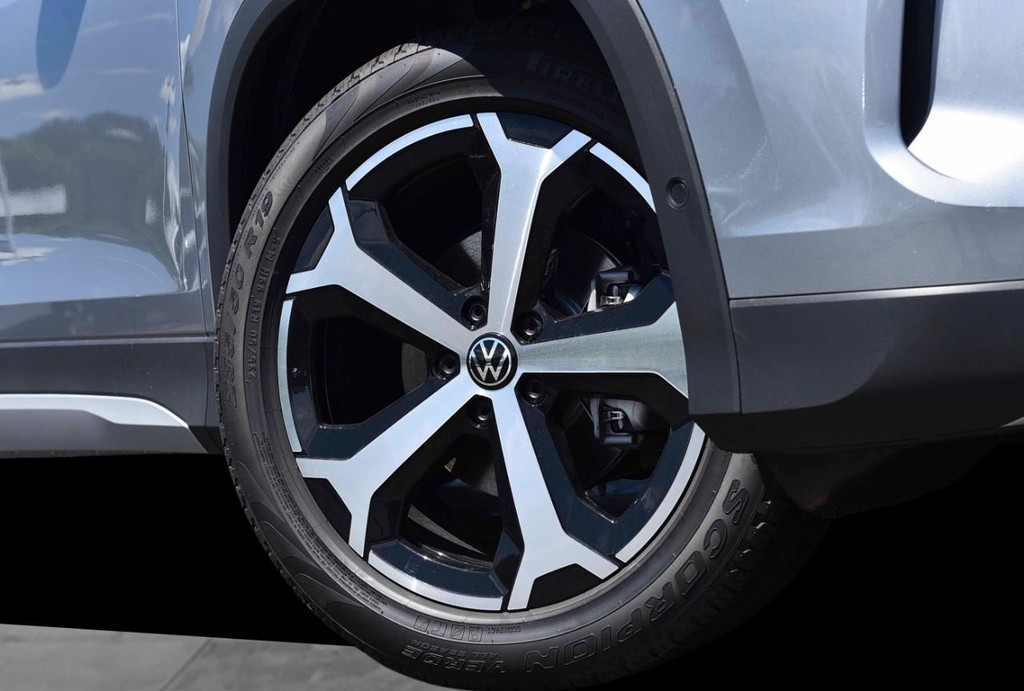 Volkswagen Tiguan Vehicle Full-screen Gallery Image 3
