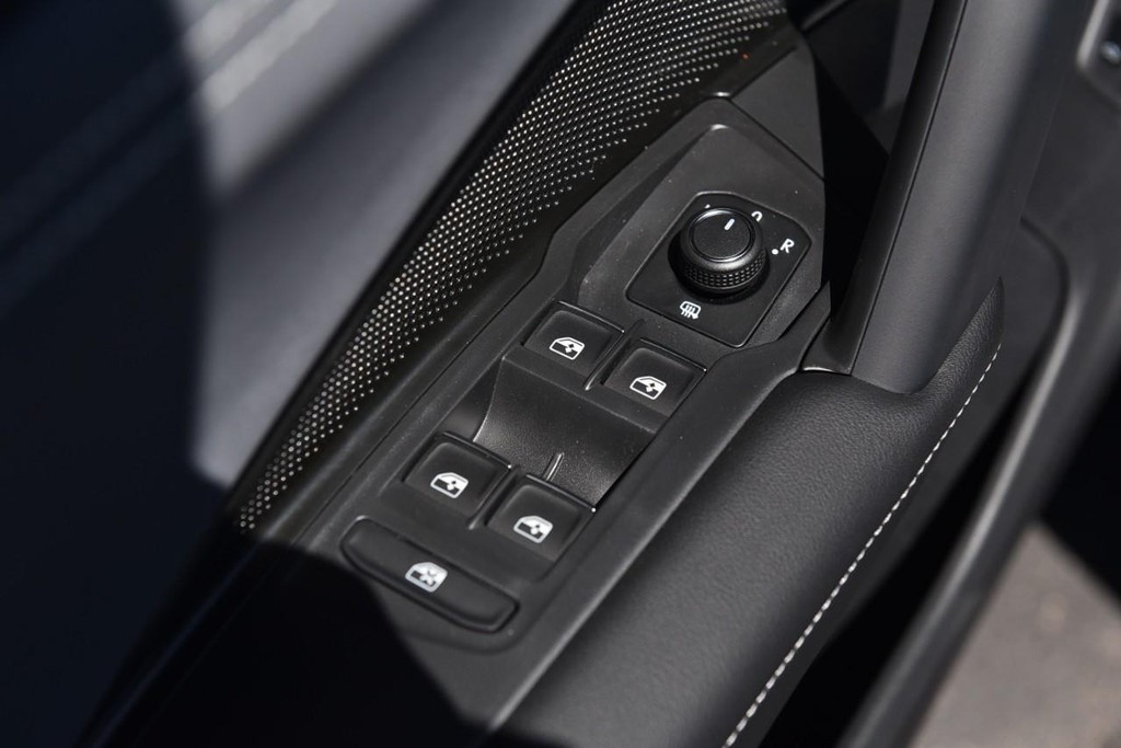 Volkswagen Tiguan Vehicle Full-screen Gallery Image 8