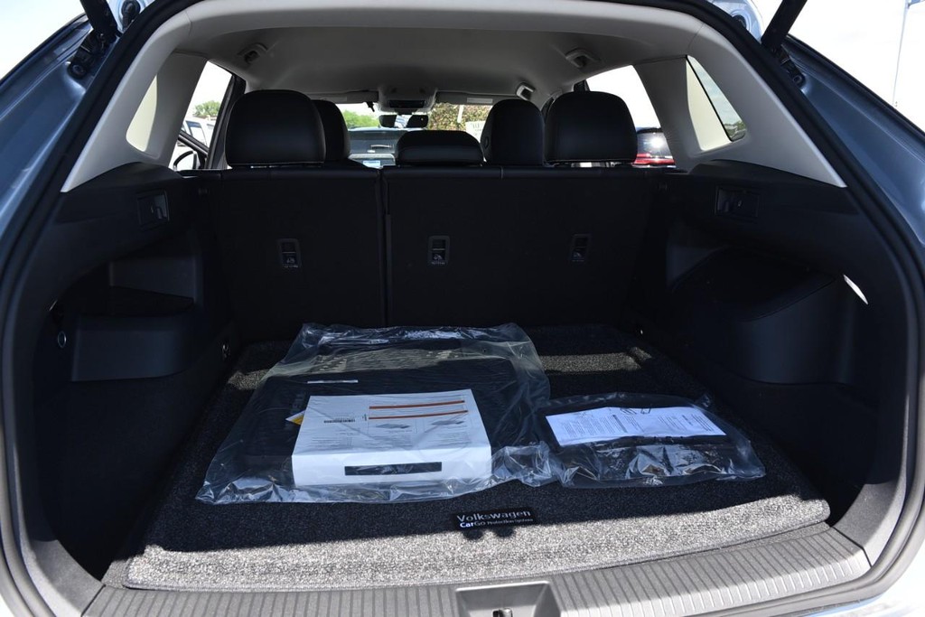 Volkswagen Tiguan Vehicle Full-screen Gallery Image 24