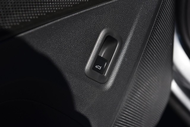 Volkswagen Tiguan Vehicle Image 09