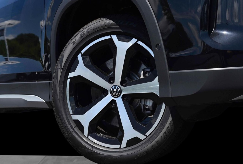 Volkswagen Tiguan Vehicle Full-screen Gallery Image 3