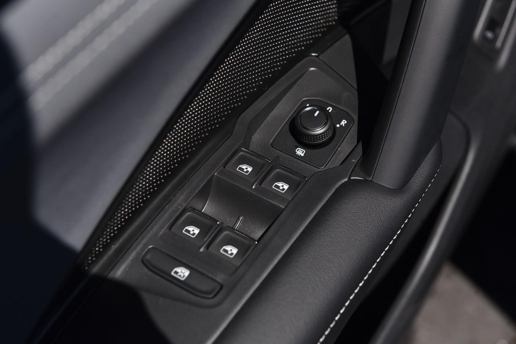 Volkswagen Tiguan Vehicle Full-screen Gallery Image 8