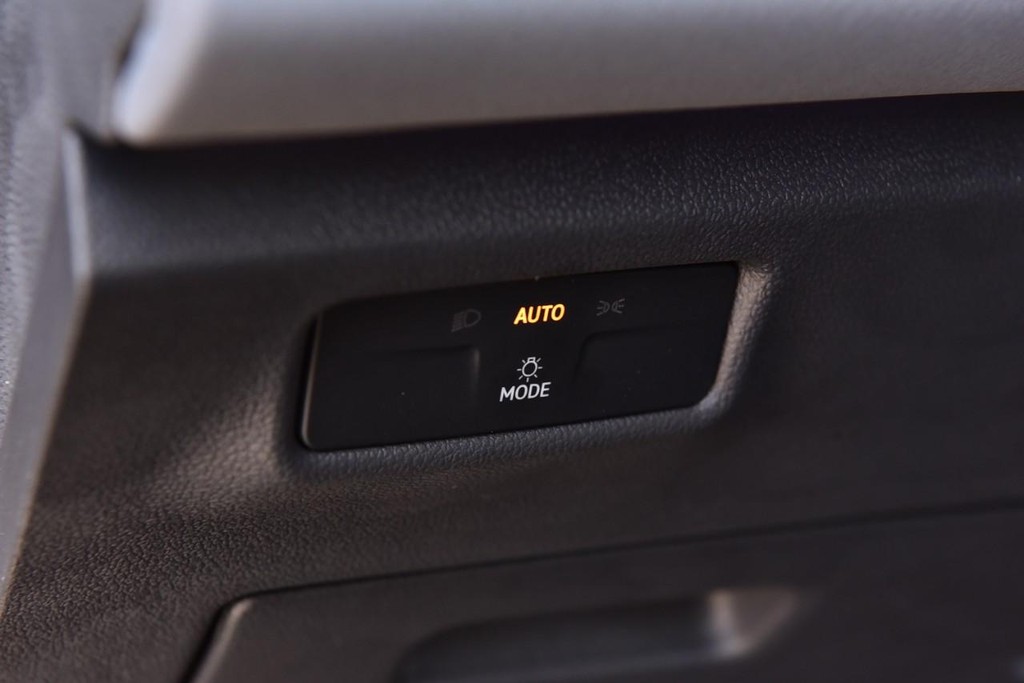 Volkswagen Tiguan Vehicle Full-screen Gallery Image 11